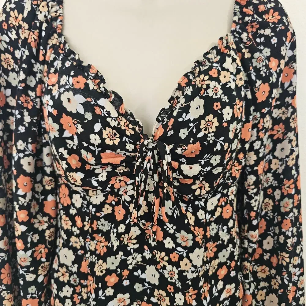 ASTR THE LABEL Floral Crop Top in Black-Rust Multi Size L
